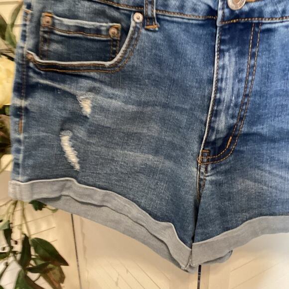 FOREVER 21 DISTRESSED JEAN SHORTS SIZE 27 1235 - Picture 2 of 5